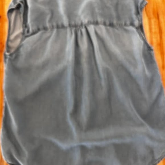 Women's Denim Sleeveless Summer Shirt - Picture 4 of 5